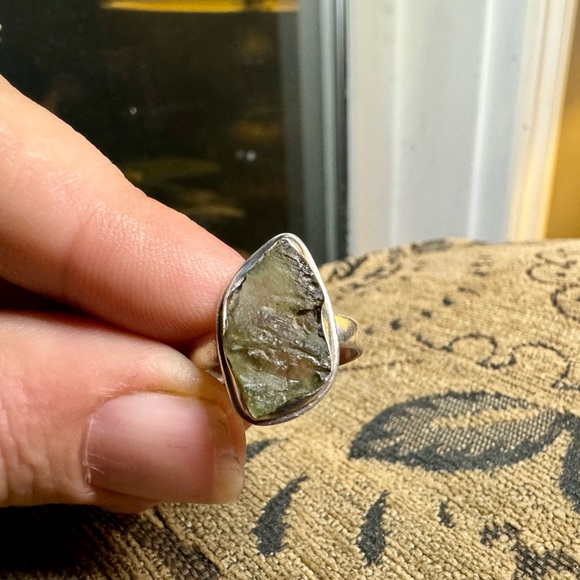 Moldavite and sterling silver ring - Picture 7 of 16